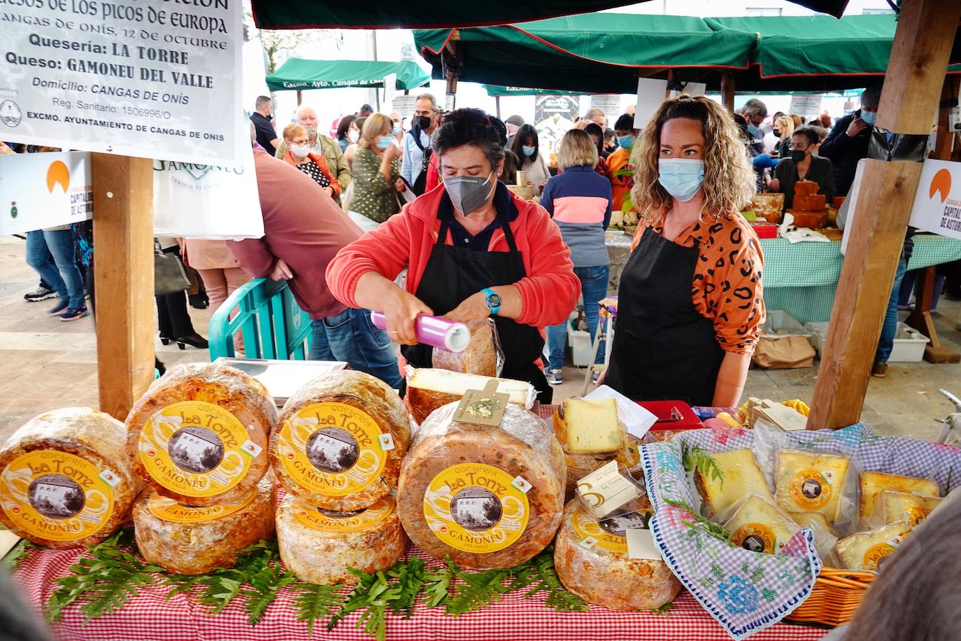 Fotos 1.800 kilos de queso de los Picos en el certamen de Cangas de